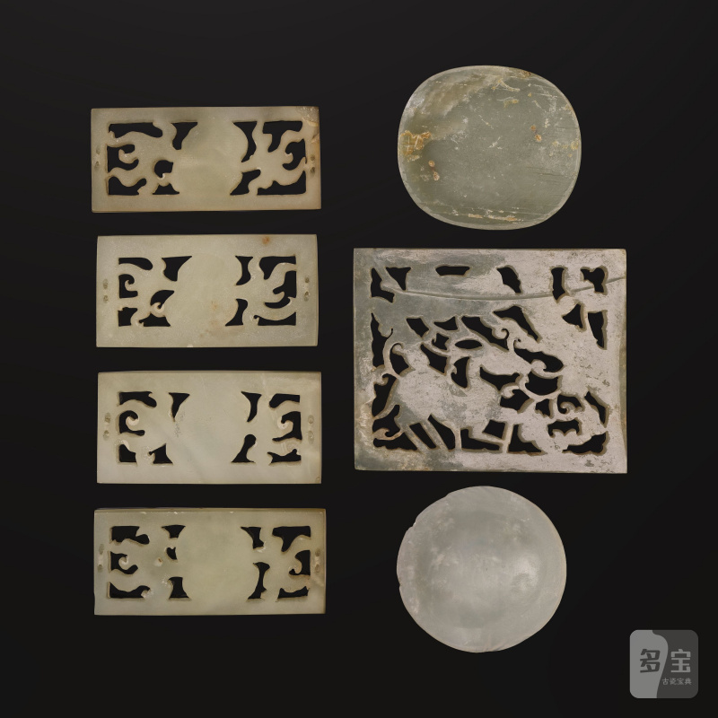 清 十九世紀 鮑文玉鏤雕珮飾一組五件及玉珮飾兩件 | CINQ PLAQUES EN BOWÉNITE SCULPTÉE ET AJOURÉE ET DEUX PLAQUES CIRCULAIRES EN JADE SCULPTÉ - 图5
